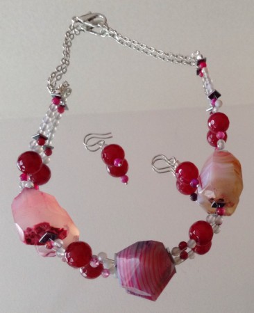 Prachtig ruwe Roze Agaat met ronde Bordeauxrood en klein grijs Agatten